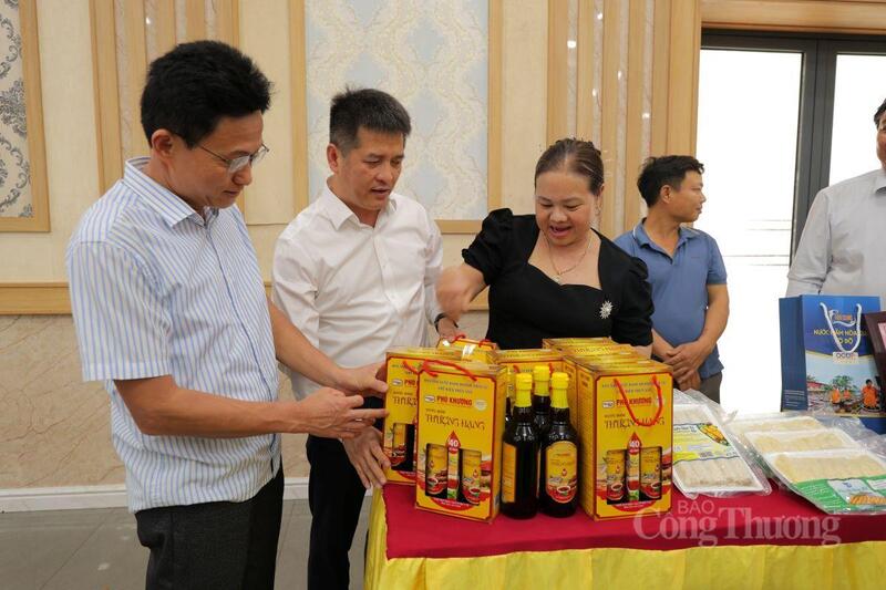 Khi đưa sản phẩm địa phương vào hệ thống bán lẻ lớn, các cơ sở đã phải chuẩn hóa toàn bộ tem nhãn, mã vạch và cam kết độ tươi ngon đồng nhất 100%. Ảnh: Trọng Tùng