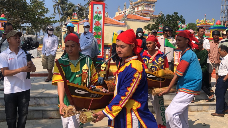 Sau phần lễ, các thuyền này sẽ được đem ra biển để thả. Ảnh: Tuệ Lâm