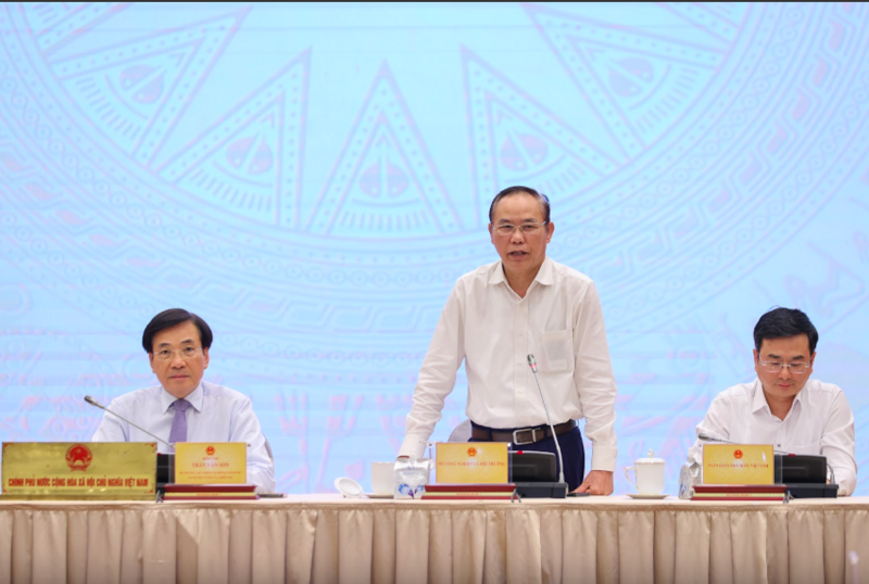 Thứ trưởng Bộ Nông nghiệp và Môi trường Phùng Đức Tiến thông tin về điều hành sản xuất và tiêu thụ lúa gạo. Ảnh: VGP/Nhật Bắc