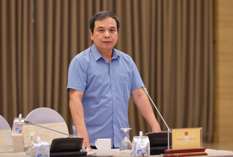Ông Hoàng Đức Minh, Vụ trưởng Vụ Học sinh sinh viên (Bộ Giáo dục và Đào tạo) trả lời câu hỏi của các cơ quan truyền thông. Ảnh: VGP/Nhật Bắc
