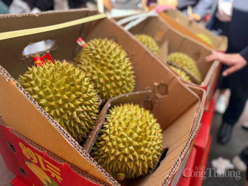 Sầu riêng Việt Nam có mặt tại chợ Kim Mã Chính Xương. Ảnh: Minh Trang
