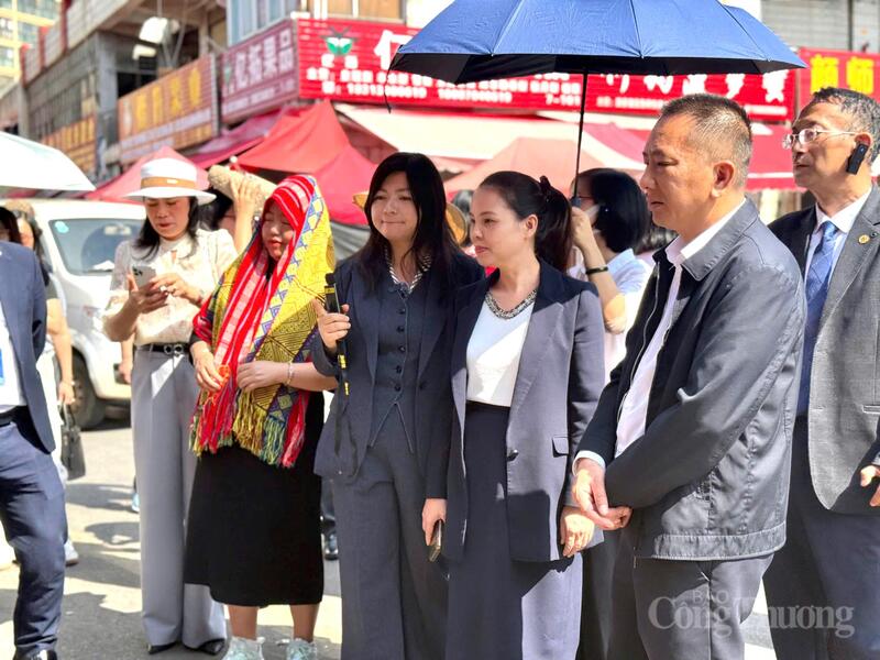 Bà Nguyễn Thị Thu Thủy cùng ông Lý Chí Quốc - Phó Cục trưởng Cục thương mại Châu Hồng Hà và đại diện ban quản lý chợ dẫn đoàn tham quan và làm việc tại chợ Kim Mã Chính Xương. Ảnh: Minh Trang