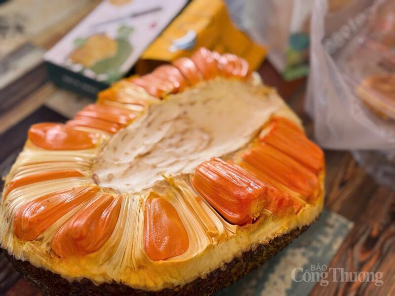 Mít và sầu riêng của Việt Nam hiện đang được bán tại chợ Kim Mã Chính Xương và rất được ưu chuộng. Ảnh: Minh Trang