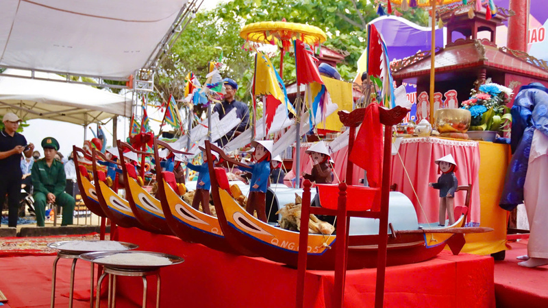 Có 5 mô hình thuyền, các phẩm vật tế lễ, bài vị của các Cai đội Hoàng Sa và những binh lính trong đội, bài vị của các vị thần cai quản biển cả được chuẩn bị đầy đủ. Ảnh: Tuệ Lâm