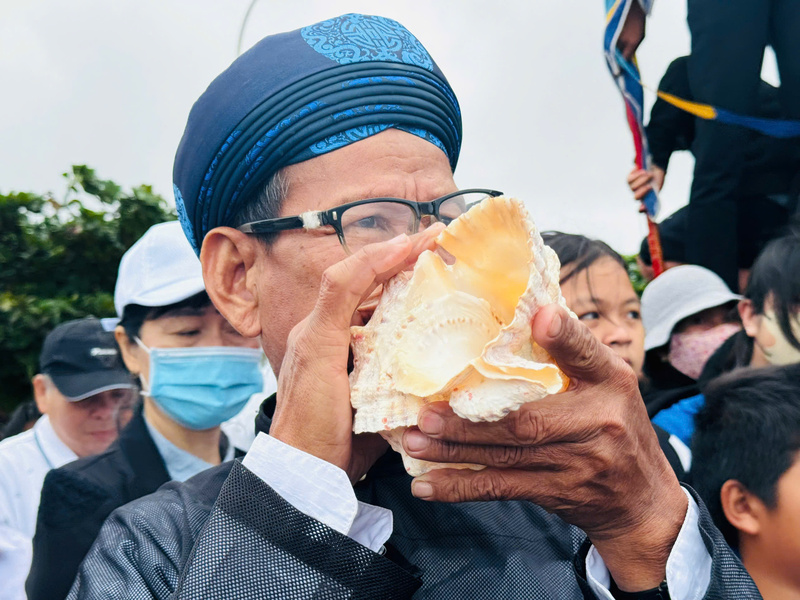 Tiếng ốc u, một phần nghi lễ của Lễ Khao lề thế lính Hoàng Sa. Ảnh: Tuệ Lâm