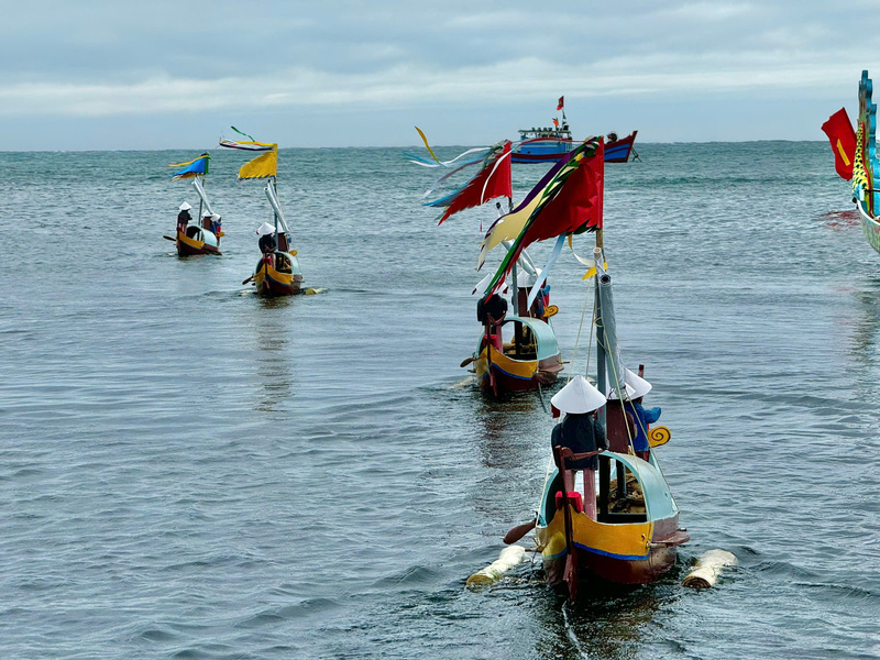 Những chiếc thuyền được thả trôi giữa biển, tái hiện lễ tiễn đưa các hùng binh Hoàng Sa Bắc Hải năm xưa lên đường làm nhiệm vụ thiêng liêng với Tổ quốc. Ảnh: Tuệ Lâm