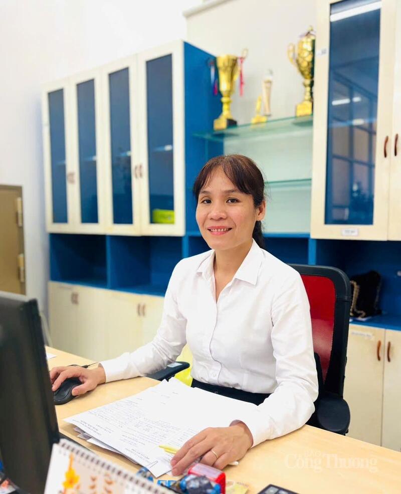 Chị Yên Thị Mai Trâm, Tổ phó Tổ Kinh doanh, Phó Chủ tịch Công đoàn Điện lực Đức Linh. Ảnh: Thiên Phương