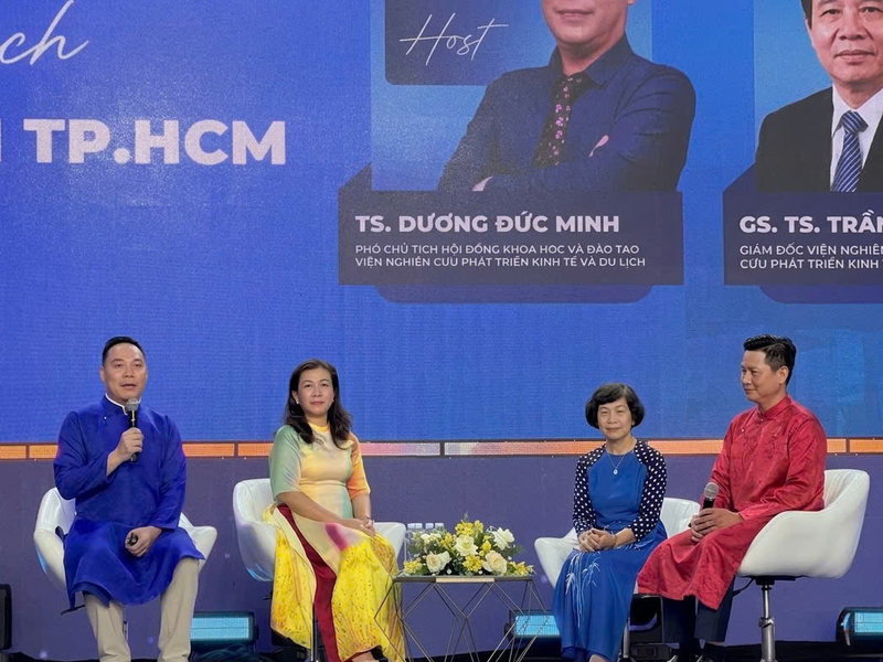 Các chuyên gia và đại biểu thảo luận về vai trò của dòng thanh khoản và trải nghiệm du khách trong phát triển du lịch thông minh. Ảnh: Minh Anh