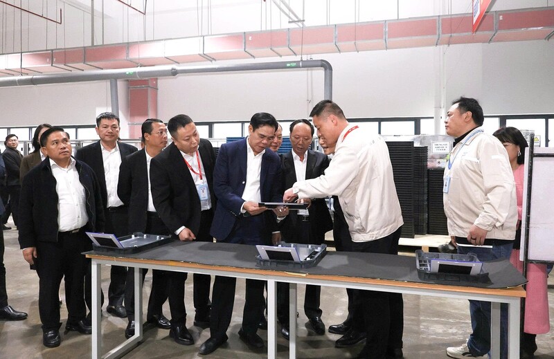 Lãnh đạo tỉnh Nghệ An thăm hỏi, nắm bắt tình hình sản xuất tại các doanh nghiệp. Ảnh: Mai Liễu