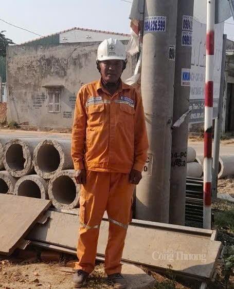 Anh Triệu Văn Huân, công nhân Điện lực Cư Jút. Ảnh: Thiên Phương