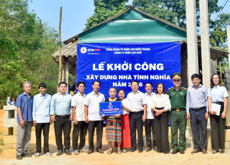 Công ty Điện lực Huế cùng chính quyền địa phương tổ chức lễ khởi công xây dựng nhà tình nghĩa cho hộ gia đình bà Lê Thị Lương. Ảnh: D. Huyền