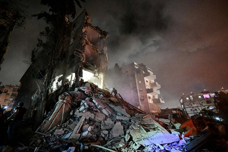 Đống đổ nát ở Israel sau vụ tập kích của Iran (Ảnh: Reuters).