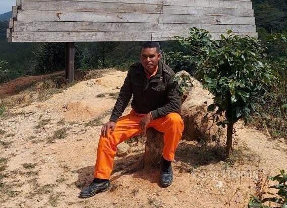 Anh Cil Grin, công nhân quản lý vận hành Điện lực Lang Biang. Ảnh: Thiên Phương