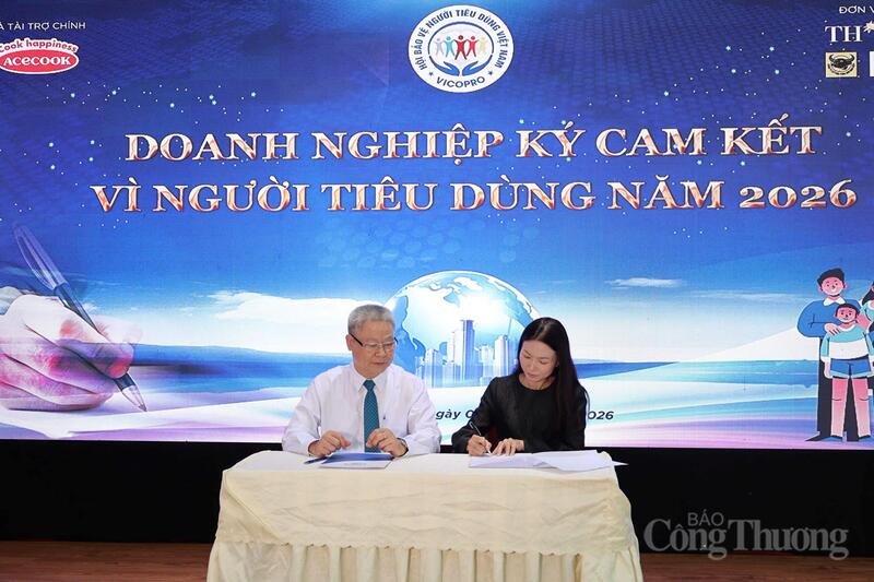 Đại diện các doanh nghiệp kí cam kết vì người tiêu dùng năm 2026.