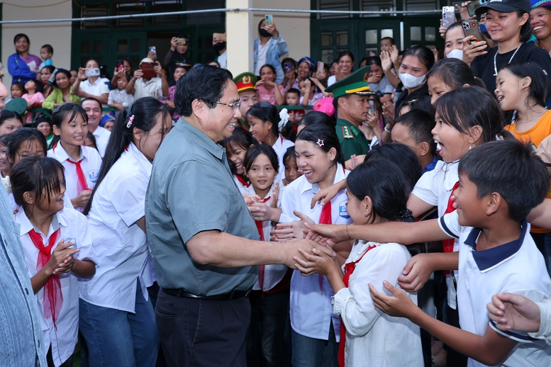 Thủ tướng Phạm Minh Chính và các em học sinh tại lễ khởi công trường nội trú liên cấp tiểu học - trung học cơ sở tại xã miền núi Bát Mọt, cách trung tâm tỉnh Thanh Hóa khoảng 120 km về phía tây - Ảnh: VGP/Nhật Bắc