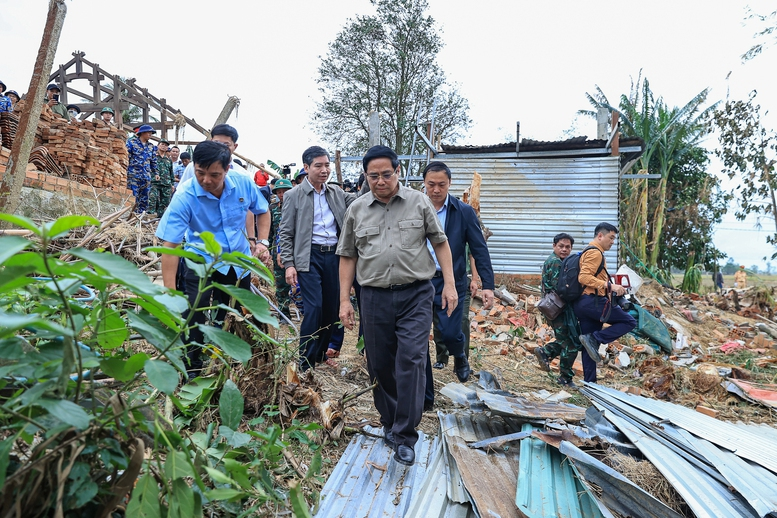 Chiều 29/11/2025, Thủ tướng Phạm Minh Chính và đoàn công tác tới thăm rốn lũ Hòa Thịnh, nơi chịu thiệt hại nặng nề nhất của tỉnh Đắk Lắk - Ảnh: VGP/Nhật Bắc