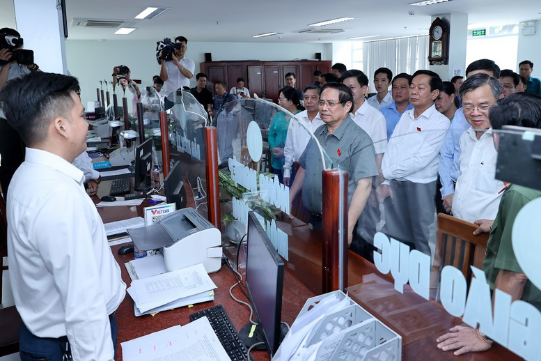 Thủ tướng Chính phủ Phạm Minh Chính kiểm tra việc vận hành trung tâm phục vụ hành chính công phường Hưng Phú, thành phố Cần Thơ - Ảnh: VGP/Nhật Bắc