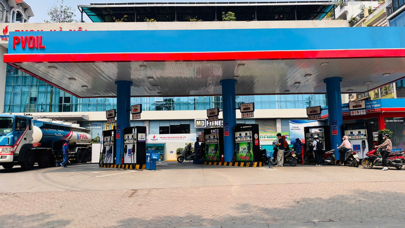 Cửa hàng xăng dầu PVOIL trên phố Thái Thịnh đã triển khai bán xăng E10 từ tháng 8/2025. Ảnh: Nhật Chi