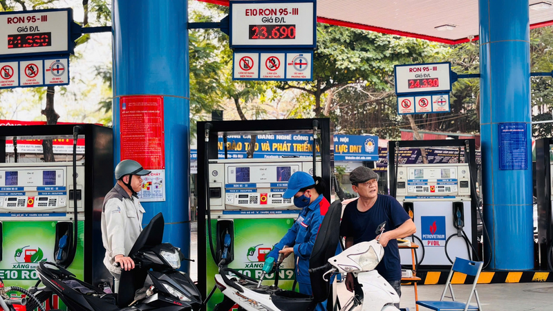 Nhiều cửa hàng xăng dầu ghi nhận lượng người dân đến đổ xăng E10 ngày càng tăng, cho thấy mức độ quan tâm và đón nhận của thị trường đang dần cải thiện. Ảnh: Nhật Chi