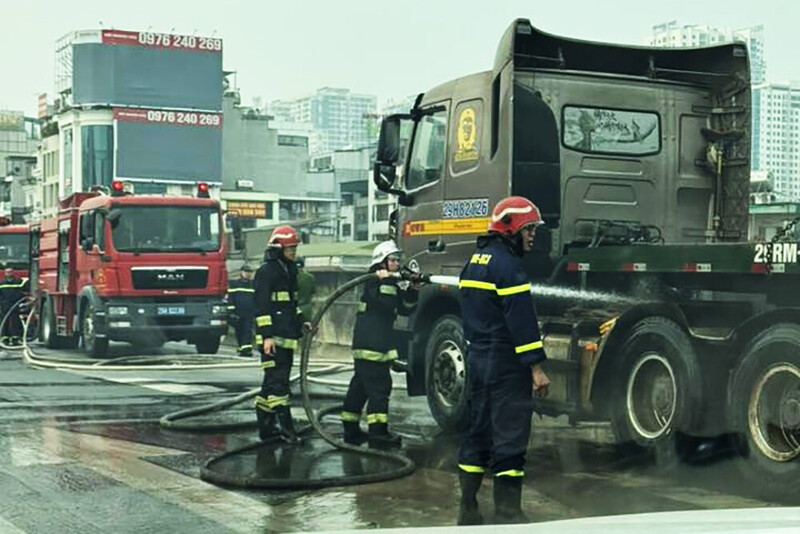 Lực lượng chức năng kịp thời có mặt dập tắt đám cháy. Ảnh: VOV giao thông