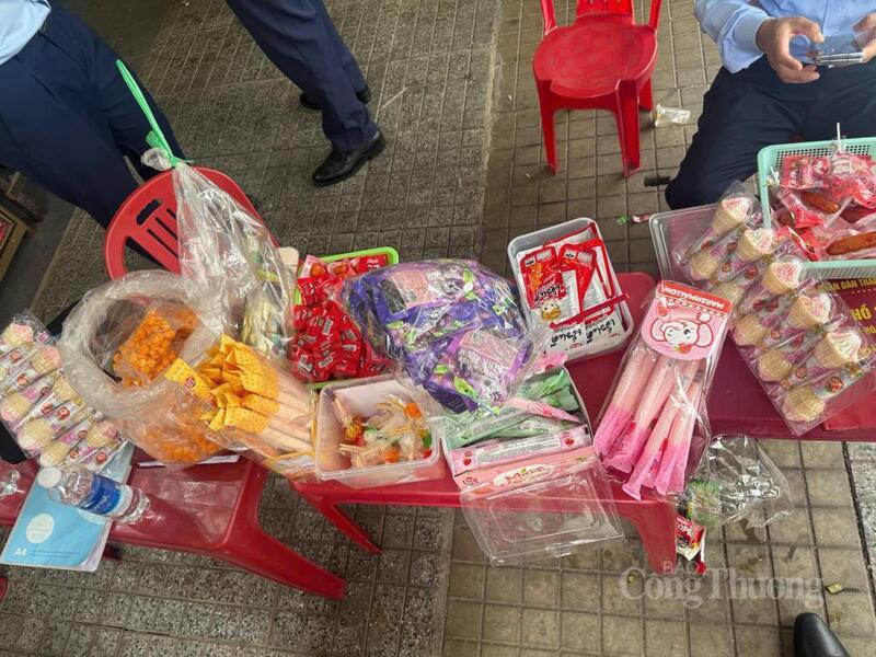 Những quầy hàng nhỏ lẻ, xe đẩy di động bày bán la liệt các loại bánh kẹo, đồ ăn vặt không rõ nguồn gốc xuất xứ. Ảnh: Công an Hà Tĩnh