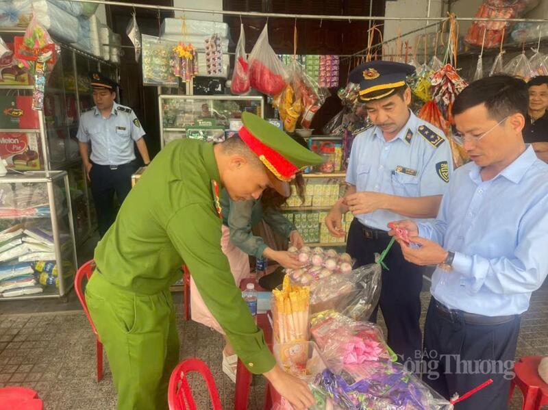 Chi cục Quản lý thị trường Hà Tĩnh đã phối hợp Công an phường Thành Sen và các phòng chuyên môn thuộc UBND phường tổ chức đợt kiểm tra liên ngành. Ảnh: Công an Hà Tĩnh