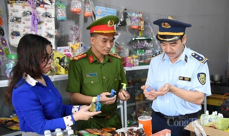 Lực lượng chức năng xử phạt hành chính với mức 1.550.000 đồng đối với mỗi cơ sở vi phạm, đồng thời buộc tiêu hủy tại chỗ toàn bộ số thực phẩm không đảm bảo an toàn. Ảnh: Phúc Sơn