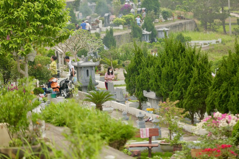 Tết Thanh minh, khi tiết trời giao mùa dịu nhẹ, dòng người từ khắp nơi lại nườm nượp đổ về Công viên Tâm linh Lạc Hồng Viên (xã Kỳ Anh, tỉnh Phú Thọ) để thực hiện nghi lễ tảo mộ, tưởng nhớ tổ tiên. Không gian nơi đây trang nghiêm mà vẫn ấm áp, thấm đượm nghĩa tình gia đình và đạo lý uống nước nhớ nguồn. Ảnh: Ngô Nhung