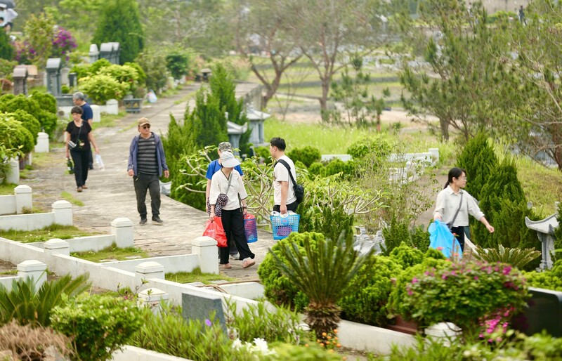 Ghi nhận của phóng viên Báo Công Thương, sáng 5/4 (tức mùng 18/2 âm lịch), cũng là dịp cuối tuần, rất đông người Hà Nội mang theo hoa, đồ lễ vượt quãng đường hàng chục km lên Công viên nghĩa trang Lạc Hồng Viên (phường Kỳ Sơn, tỉnh Phú Thọ) tảo mộ, dâng hương tưởng nhớ ông bà, tổ tiên dịp Tết Thanh minh. Ảnh: Ngô Nhung