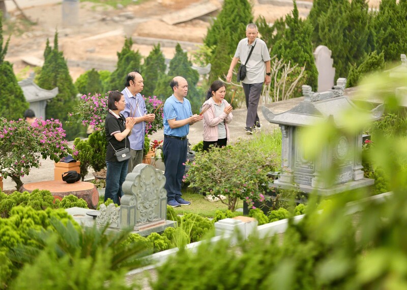 Tại khuôn viên, dễ dàng bắt gặp hình ảnh ông bà, cha mẹ cùng con cháu quây quần bên phần mộ gia tiên. Họ vừa dọn dẹp, sửa sang, vừa kể cho con cháu nghe về cội nguồn, về những người đã khuất. Những câu chuyện giản dị ấy góp phần nuôi dưỡng lòng biết ơn, vun đắp ý thức gìn giữ giá trị truyền thống. Ảnh: Ngô Nhung