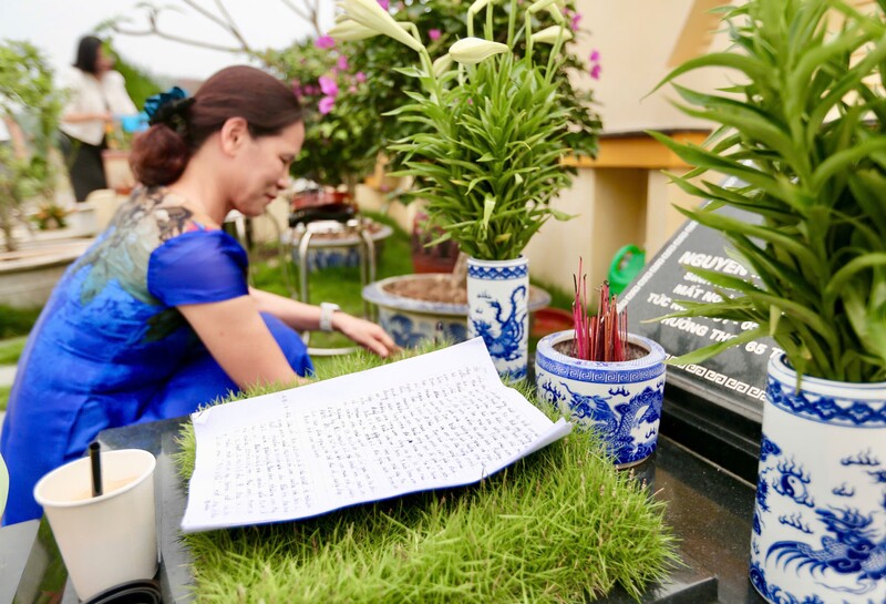 Bà Mai kể, hai vợ chồng là bạn từ thời phổ thông, gắn bó hơn 40 năm. Khi chồng lâm bệnh, bà bắt đầu viết nhật ký với hy vọng một ngày ông tỉnh lại sẽ được nghe, nhưng điều đó đã không xảy ra. Từ đó đến nay, bà đã viết 7 cuốn nhật ký, ghi lại những câu chuyện vui, buồn, giản dị nhưng đầy yêu thương. Trước đây, mỗi khi nhớ chồng, bà lại viết. Những giọt nước mắt rơi trên trang giấy giúp bà vơi đi phần nào nỗi đau. Gần đây, bà chỉ viết khi có chuyện vui, với mong muốn người đã khuất nơi xa cũng được an lòng. Ảnh: Ngô Nhung