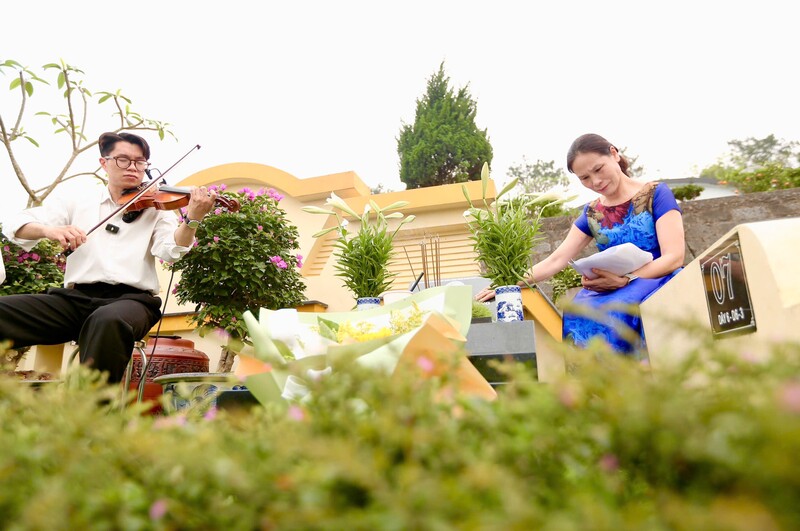 Biết được câu chuyện xúc động của bà Mai với người quá cố, về phía Công viên nghĩa trang Lạc Hồng Viên cũng đã dành tặng một bản nhạc đặc biệt ngay tại mộ phần của chồng. Âm nhạc vang lên nhẹ nhàng, sâu lắng như đưa ký ức trở về, giúp bà “gặp lại” người thân theo một cách rất riêng.. Ảnh: Ngô Nhung