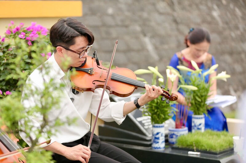 “Chỉ khi đến đây, tôi được khóc, được nói hết lòng mình. Về nhà, mọi nỗi buồn như tan biến. Tôi không muốn con cháu thấy mình yếu đuối”, bà Mai chia sẻ và cho hay, Tết Thanh minh không chỉ là dịp tưởng niệm mà còn là hành trình chữa lành cảm xúc. Ảnh: Ngô Nhung