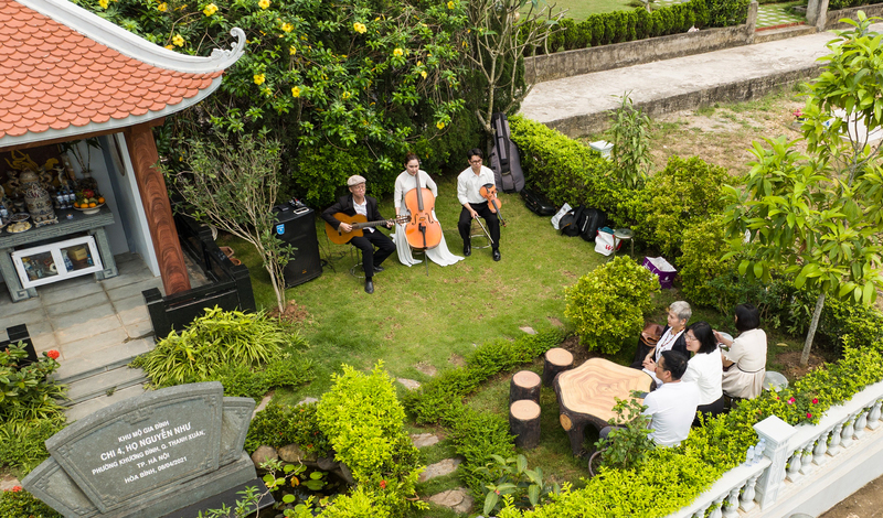 Diễn viên Minh Hằng cũng không giấu được xúc động khi những giai điệu quen thuộc như thay lời muốn nói, gửi tới bố mẹ đã khuất. “Không chỉ có hương khói, những lời khấn nguyện… mà còn có những giai điệu du dương cất lên. Đó là những bản nhạc quen thuộc mà bố mẹ tôi khi còn sống rất yêu thích và như một cách rất riêng để tôi được “gặp lại” người thân”, diễn viên Minh Hằng chia sẻ. Ảnh: Ngô Nhung