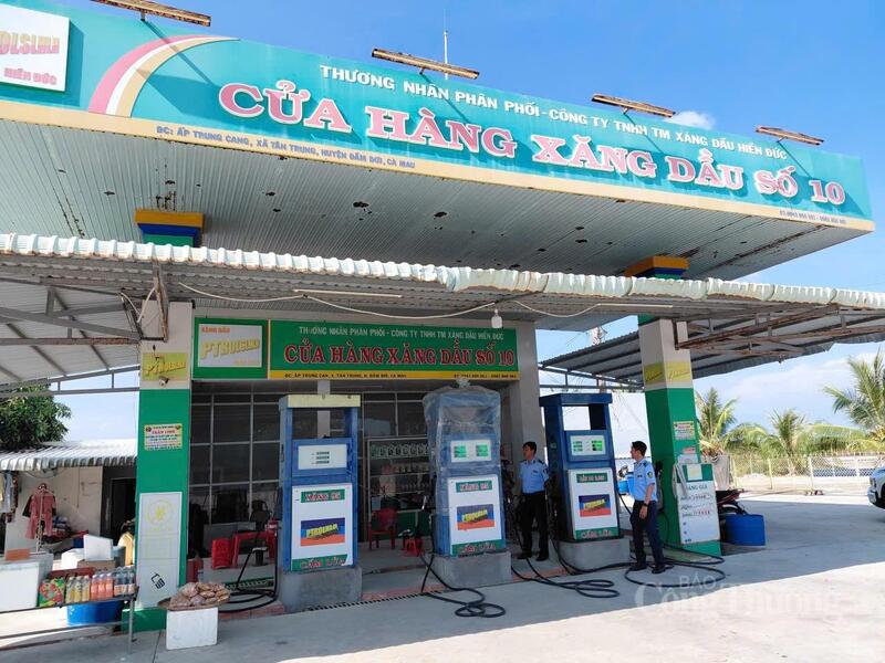 Công tác kiểm tra, kiểm soát hoạt động kinh doanh xăng dầu được lực lượng Quản lý thị trường Cà Mau chú trọng, đặc biệt quan tâm. Ảnh: QLTT Cà Mau.