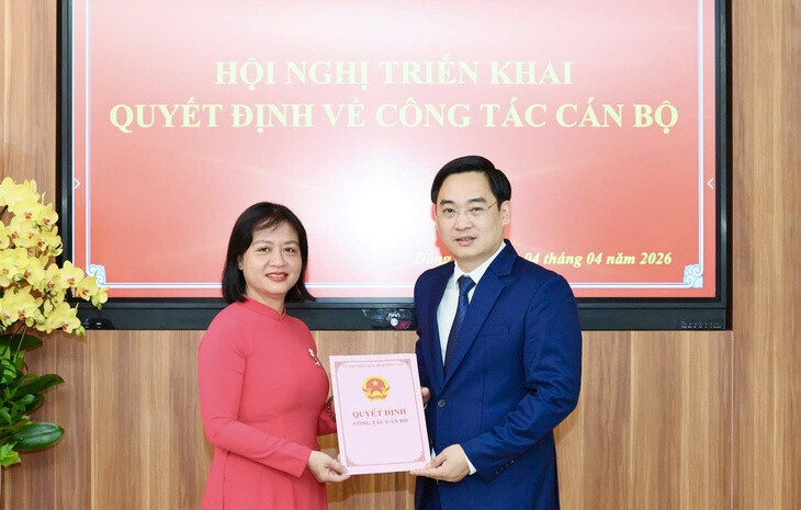 Bà Đoàn Thị Thu Thủy, Phó Giám đốc Sở Nội vụ trao quyết định của Chủ tịch UBND tỉnh bổ nhiệm TS. Đặng Anh Tuấn giữ chức Hiệu trưởng Trường Đại học Đồng Nai. Ảnh: Công Nghĩa.
