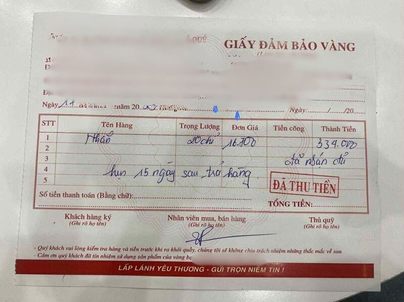 Những tờ giấy hẹn nhận vàng sau khi đã thanh toán đủ 100% tiền mua. Ảnh: Quang Anh