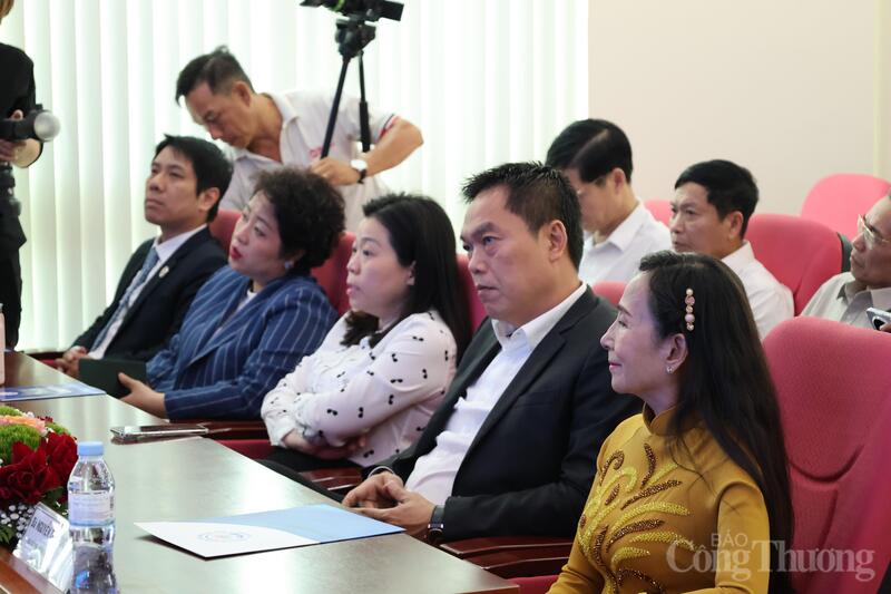 Các đại biểu tham dự chương trình.