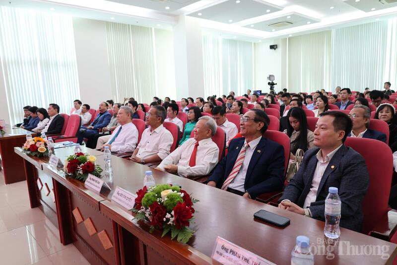 Các đại biểu tham dự chương trình.