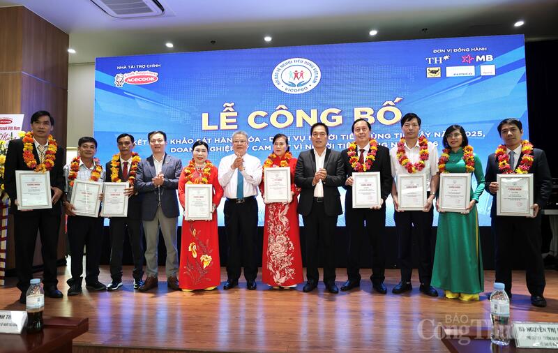 Top 10 doanh nghiệp được vinh danh “Hàng hóa, dịch vụ người tiêu dùng tin cậy” tại chương trình.