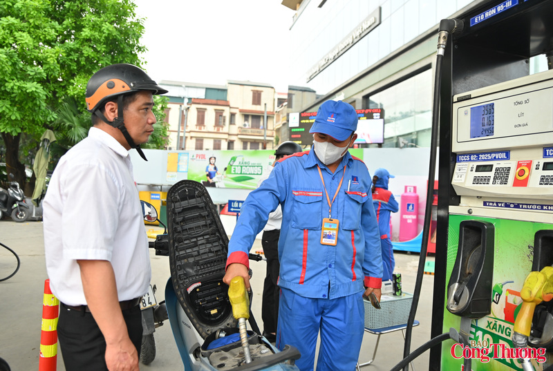 Trong khi đó, tại cây xăng Nghĩa Đô và cây xăng Liên Ninh, lượng phương tiện đổ xăng E10 ghi nhận tăng dần theo từng ngày.
