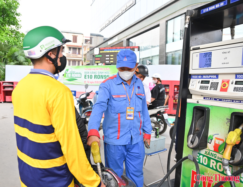 Bên cạnh nhóm tài xế taxi, nhiều lao động tự do cũng bắt đầu tiếp cận với xăng E10. Anh Đàm, một tài xế giao hàng công nghệ cho biết, việc chuyển đổi diễn ra khá tự nhiên khi anh thường xuyên phải tối ưu chi phí vận hành mỗi ngày. “Trước đây tôi dùng xăng RON-95 là chủ yếu, giờ thấy có E10 nên cũng thử. Đi mấy ngày thấy xe vẫn chạy êm, không có vấn đề gì. Nếu sau này giá hợp lý và ổn định thì tôi sẽ chuyển hẳn sang dùng E10”, anh Đàm chia sẻ.