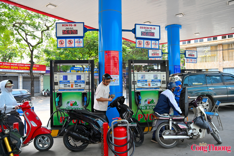 Những ngày gần đây, tại một số cửa hàng xăng dầu trên địa bàn Hà Nội như cây xăng Thái Thịnh, cây xăng Nghĩa Đô và cây xăng Liên Ninh, nhiều người dân đã bắt đầu trải nghiệm sử dụng xăng sinh học E10 - loại nhiên liệu mới được kỳ vọng góp phần giảm phát thải và bảo vệ môi trường.