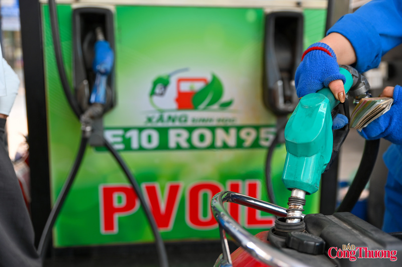 Xăng E10 là loại nhiên liệu sinh học được pha trộn giữa xăng khoáng và khoảng 10% ethanol (cồn sinh học). So với xăng truyền thống, E10 có ưu điểm giảm lượng khí thải độc hại như CO và HC, góp phần cải thiện chất lượng không khí đô thị. Đồng thời, việc sử dụng ethanol, nguồn nhiên liệu tái tạo còn giúp giảm phụ thuộc vào nhiên liệu hóa thạch.