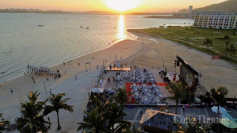 Nhiều du khách chọn ngắm bình minh tại Chã village Halong.