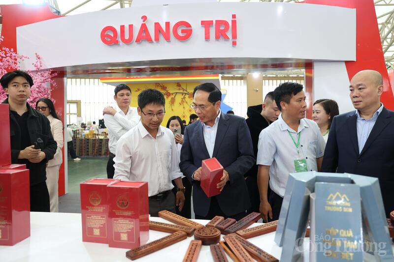 Phó Thủ tướng Chính phủ Bùi Thanh Sơn thăm gian hàng trưng bày của tỉnh Quảng Trị tại Hội chợ mùa Xuân lần thứ nhất năm 2026.