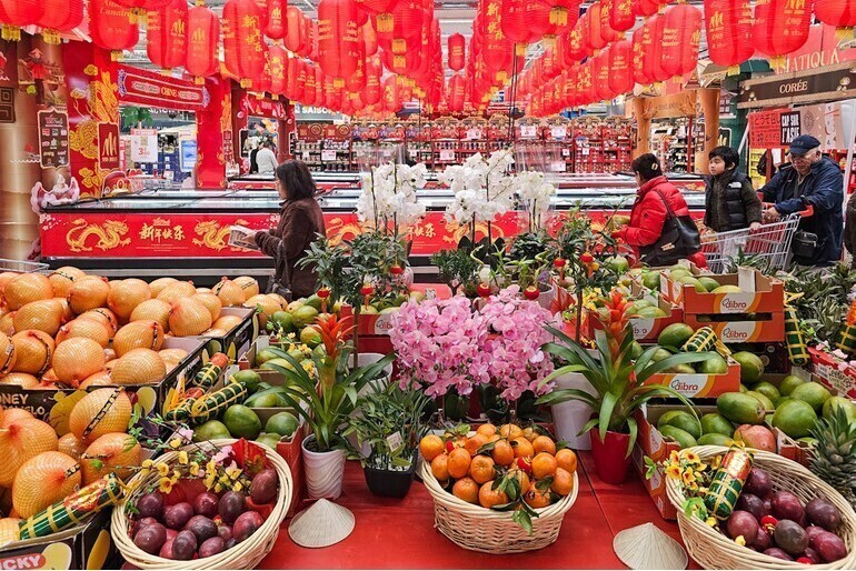 Hoa quả, nông sản Việt Nam được trưng bày, giới thiệu tại "Tuần hàng tết Nguyên đán Việt Nam" tại hệ thống đại siêu thị Carrefour, Pháp hồi tháng 2/2026. Ảnh. Duy Minh