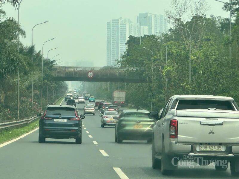 Cao tốc Láng - Hòa Lạc khá đông lượng xe trở về Thủ đô chiều 5/4. Ảnh: N.H