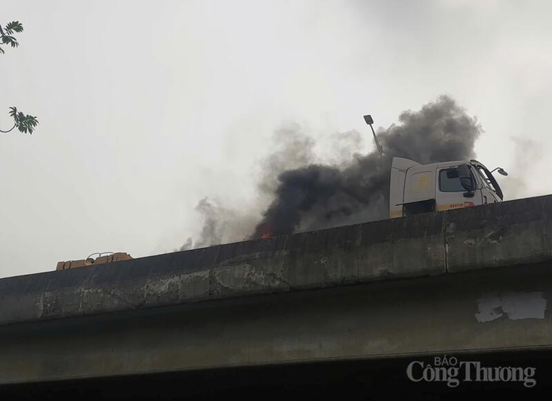 Xe đầu kéo bốc cháy ngùn ngụt trên đường Vành đai 3 trên cao. Ảnh: MT