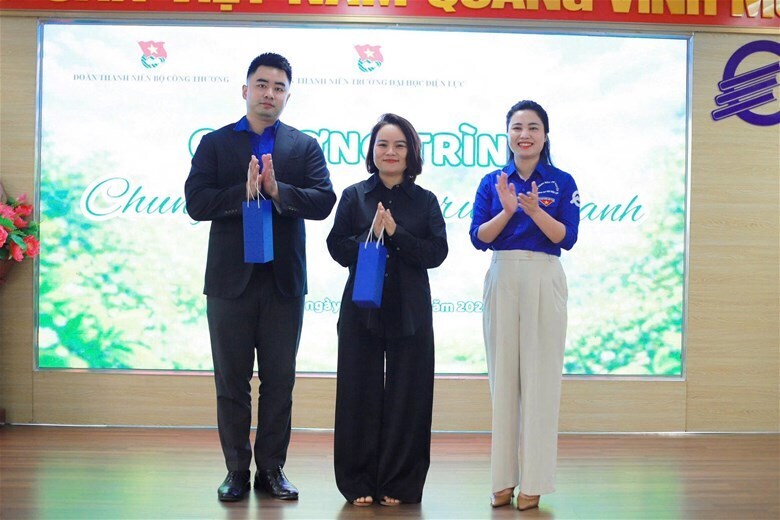 Các đại biểu tham dự chương trình.